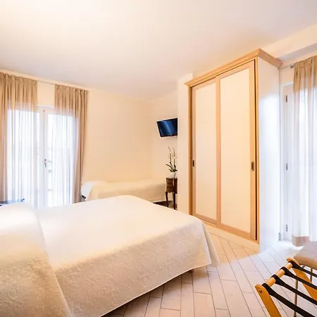 Hotel Il Gabbiano Sabaudia Buitenkant foto